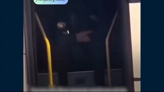 Ketika Nurani Tak Berdaya di Bawah Seragam 📸 Seorang polisi Mesir tampak terduduk di pintu bus bers
