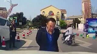 An elderly man tried to fake a car accident but failed and angrily slapped the driver across the fac