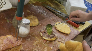 Pertama kali makan bakpao sapi, rasanya enak banget, mirip banget sama roujiamo!