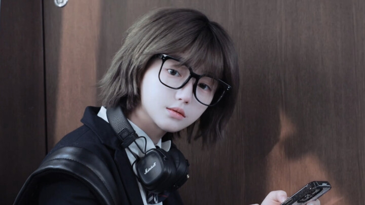 زهرة الأقحوان في زاوية الجدار تلمح النور على جسد الفتى.