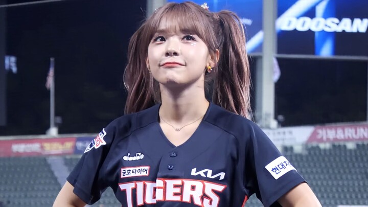 Các cổ động viên của Kia Tigers Lee Da-hye đã khuấy động bầu không khí