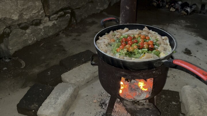The weather’s getting cold—let’s all dig into some hot pot!