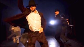 Para master asing meniru tarian klasik Jackson "Smooth Criminal" tanpa hambatan apa pun