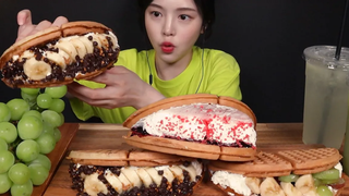 SUB) !🧇🍌🍇 Fruit Waffles & Shine Muscat Mukbang Asmr