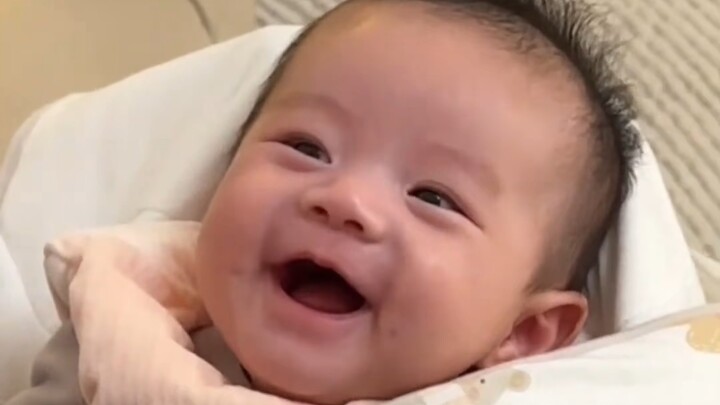 Vì lúc mang thai tâm trạng tôi rất vui nên con sinh ra… cũng rất hay cười