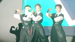 What does the hilarious hero who lit up the entire stage at the freshman orientation gala look like!