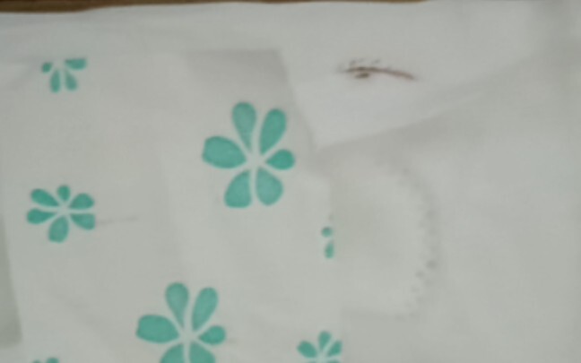 Băng vệ sinh vừa mới mở, 10 tấm thì có đến 8 tấm dính máu, nhãn hiệu là Ích Mẫu Thảo. Đúng là chết m