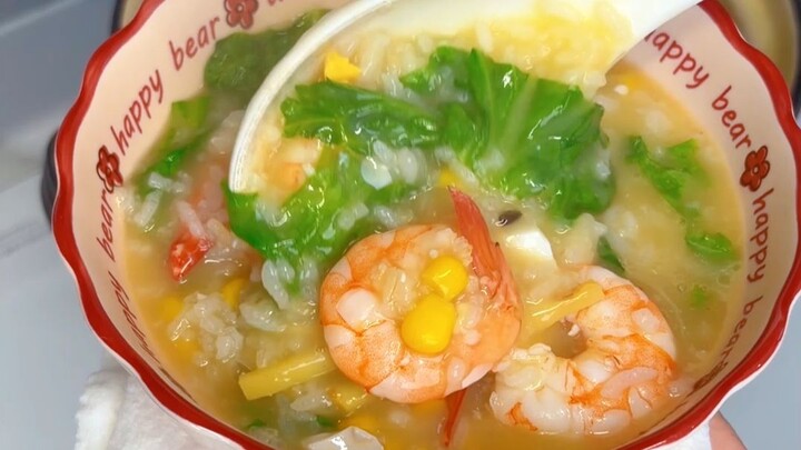 Hanya dengan satu telur asin, kamu bisa membuat bubur seafood yang segar luar biasa!