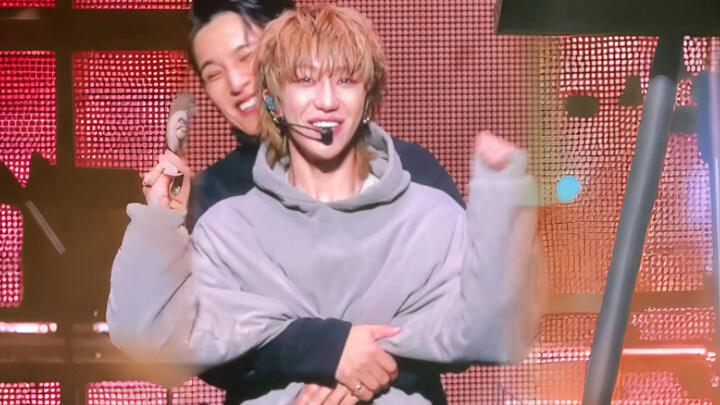 มินกยูกอดหลังมยองโฮ แถมยังขึ้นจอใหญ่ด้วย! สมแล้วที่เป็นผู้ชายที่แมนที่สุด 241106 SEVENTEEN อเมริกาทั