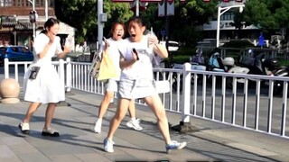 Since you sincerely asked me if I am handsome, I will show you out of mercy. [Prank 184]