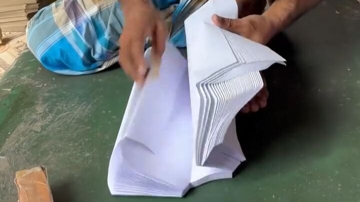 Indian Handicrafts: Teach You How to Quickly Fold a Stack of Long Envelopes
