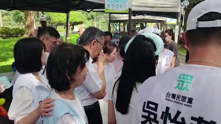 Ko Wen-je hit with an egg by the “eat-shit guy”; People First Party: We will pursue legal action to 