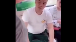 东北小伙怒怼地铁道德绑架大爷    警告：看完会引起极度舒适
