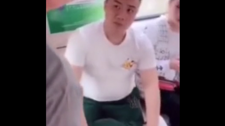 东北小伙怒怼地铁道德绑架大爷    警告：看完会引起极度舒适