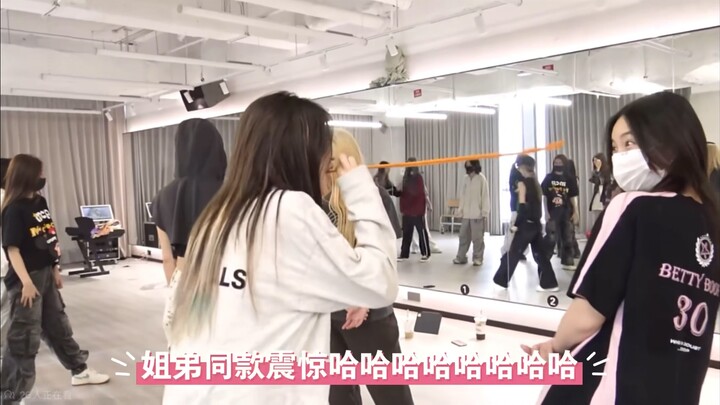 【黑羊】叼着根大辣条就直奔她姐哈哈哈哈哈哈