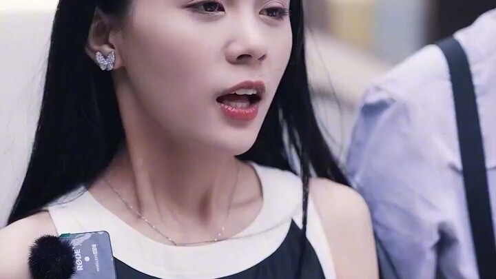 Diễn đọc thơ đầy cảm xúc, “Cái gân của tháng Năm”~