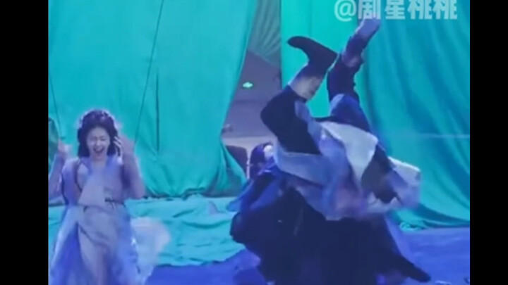 After seeing Ao Ruipeng doing a handstand while suspended by wires, no wonder Bai Lu said she even s