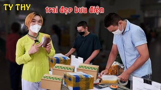 TY THY đi ship hàng bất ngờ gặp TRAI ĐẸP tại bưu điện - Ty Thy Vlog gỏi đu đủ