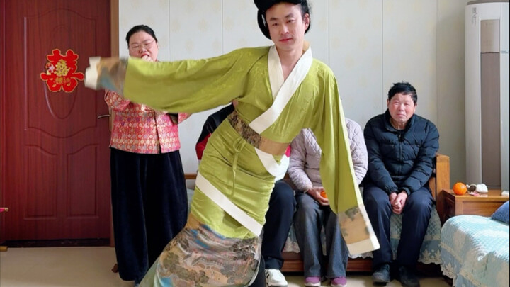 Mọi người công tâm bình luận đi, lần này có phải mình nhảy đẹp không! (Anh ấy uốn éo kiểu gì mà mẹ m