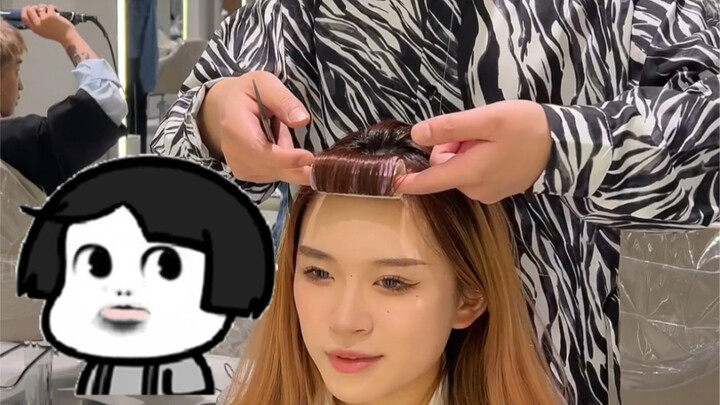 Warna abu-abu cokelat teh susu, membuat langit-langit tampak cerah, memadukan gaya modis dan kelembu