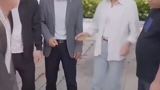 Agad na pinigilan ng bata ang pekeng doktor bago niya painumin ng pekeng gamot