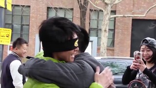 هل ستعانق هذا الياباني؟