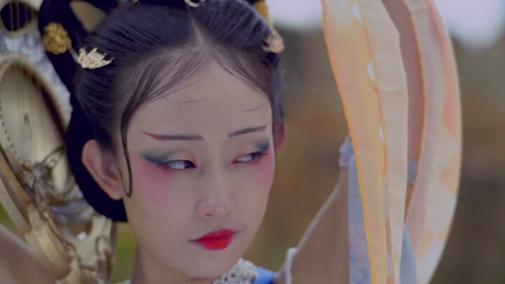 Surprise! The mural is alive! Colorful clothes with wide belts, floating up to the sky ~ Hongyin dan