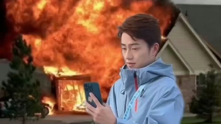 Wang Chang: Bro, udah ganteng begini, tulisannya juga bagus, masa iya masih kurang? (senyum menggoda