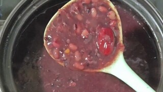 After learning how to make red bean porridge, don’t let her drink too much hot water!