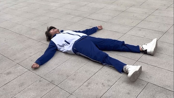 Sekolah dimulai besok, dan aku belum mengerjakan pekerjaan rumahku