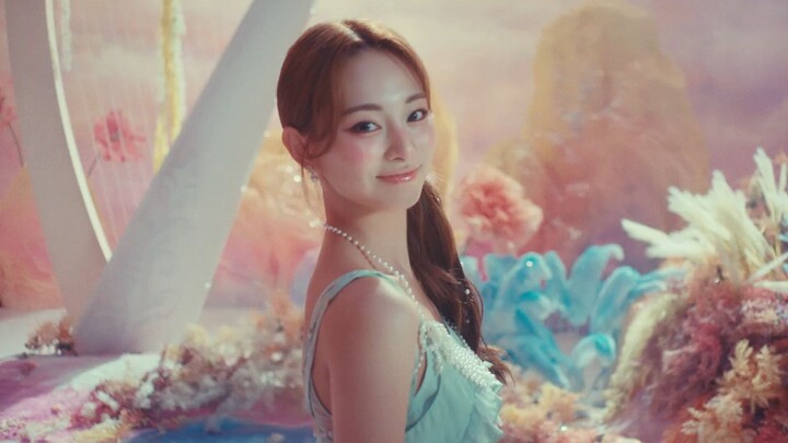 TWICE's new Japanese music video for "DIVE" has been released.