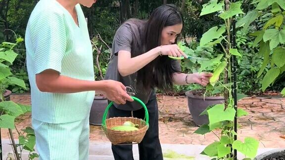 Nur and her mom. #dangerousqueen