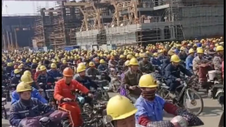 Nhà máy này đông người quá, toàn là công nhân kỹ thuật. Thật kỳ lạ khi họ có thể tìm được xe riêng s