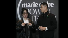 杨紫嘉人红毯后台专访: 紫妹:今天主要就是穿得比较暖和,比较符合飞行员主题!墨镜皮衣白衬衫黑领带,为杨紫疯狂爆灯中~ 《国色芳华》很快就会和大家见面了~