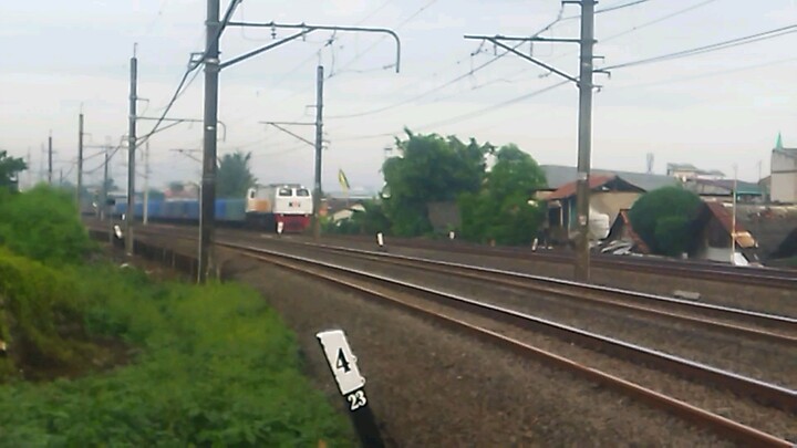 CC 206 13 85 Depo Induk YK feat KA 2708 Semen Isian melintas Jembatan Flyover Kranji