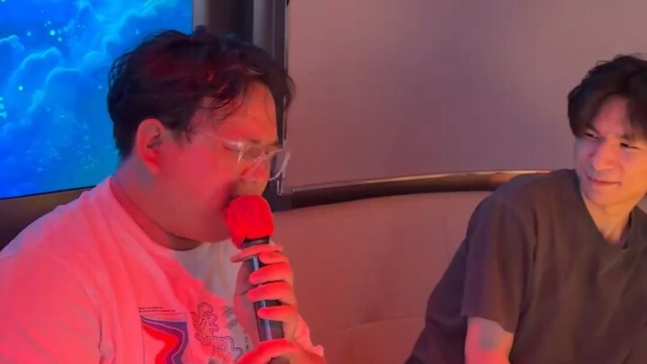 Buổi team building karaoke của công ty, chẳng ngờ lại “khai quật” được một cao thủ giả giọng. Nghe g