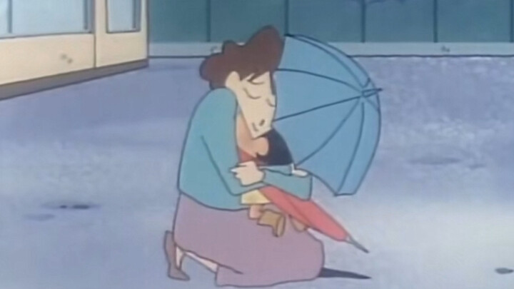 “That day, the rain was pouring, but my mom didn’t get a single drop on her” #CrayonShin-chan #Famil