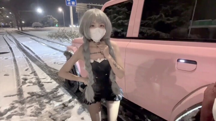 ใครสั่งทำบ่าวสองคนขาวดำนี้?