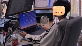 Dalam kondisi saat ini, ada baiknya Naudi menghidupi dirinya sendiri dengan melakukan pemodelan 3D.