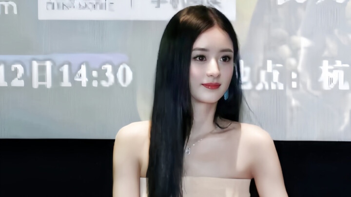 Middle-parted black long straight hair under the moonlight—this lady’s early work is simply unmatche