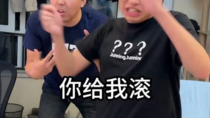 ฉันใช้เศษกระดาษแข็งเล่นตลกกับเพื่อนร่วมห้อง แล้วเขาก็ล้มลงตรงนั้น ความจริงมันตลกมาก!