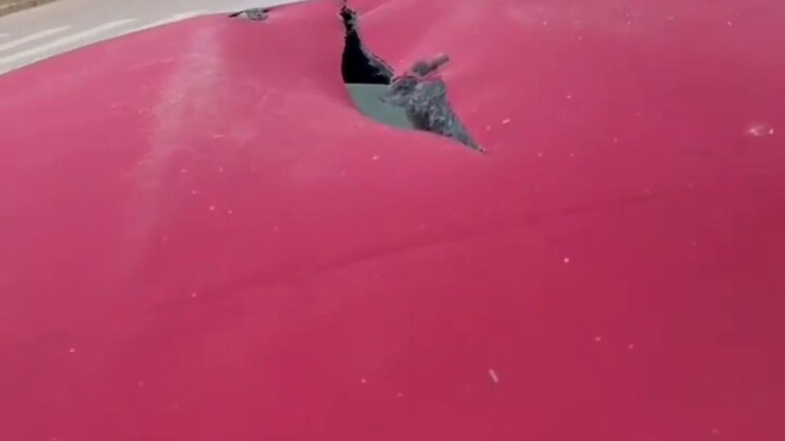 In Huai’an, Jiangsu, a woman’s sports car, purchased just six months ago, had its roof slashed by a 