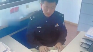单身00后警察调解夫妻矛盾！千百次的臂力练习只为这一刻！