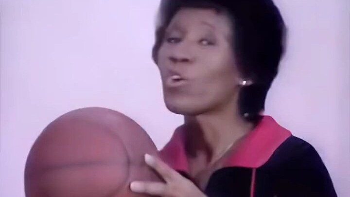 Hóa ra khoảng cách giữa tôi và Jordan chỉ là tôi không có một người mẹ biết úp rổ mà thôi!