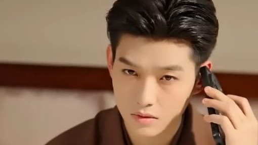 Aku dipaksa menikah demi keluarga dengan CEO musuhku,tapi ternyata dia mencintai