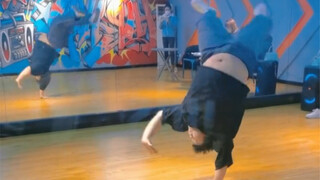 Who says fat people can't be incredibly flexible—street dance show