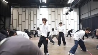 【张真源】张真源你真牛，不愧是你！！！我请问t6t，你们的话筒是又没声了吗，我怎么只听到了一个人在唱呢？