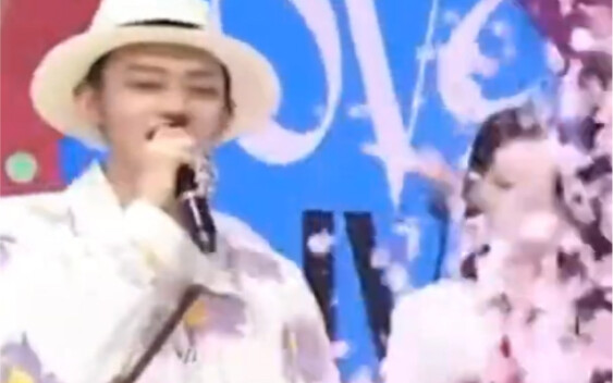 Người hát MC làm tôi cười chết mất!