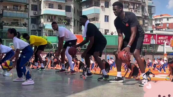 Bahkan jika Giannis datang ke Tiongkok, dia tetap harus ikut gerakan senam basket khas!