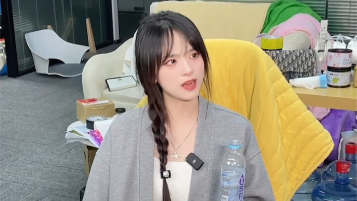 Pelit banget! Kamu sudah kasih aku satu paket, terus kenapa kalau aku kasih satu juta lagi?